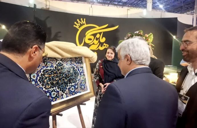 خلق ارزش افزوده با تلفیق هنر سنتی صنایعدستی و طلا توسط هنرمندان خراسان رضوی خلق ارزش افزوده با تلفیق هنر سنتی صنایعدستی و طلا توسط هنرمندان خراسان رضوی