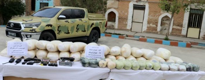 کشف محموله بیش از ۱۹۸ کیلوگرم مواد مخدر افیونی و سلاح و مهمات توسط مرزبانان هنگ مرزی تایباد