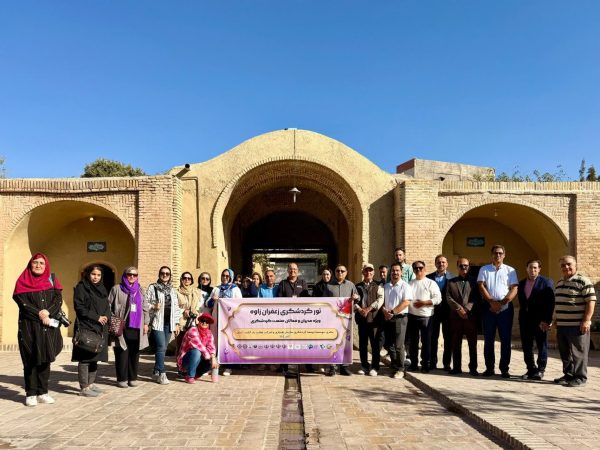 رسانهها در کانون برداشت؛ روایت تصویری از پتانسیلهای زعفرانی زاوه در گردشگری کشاورزی رسانهها در کانون برداشت؛ روایت تصویری از پتانسیلهای زعفرانی زاوه در گردشگری کشاورزی