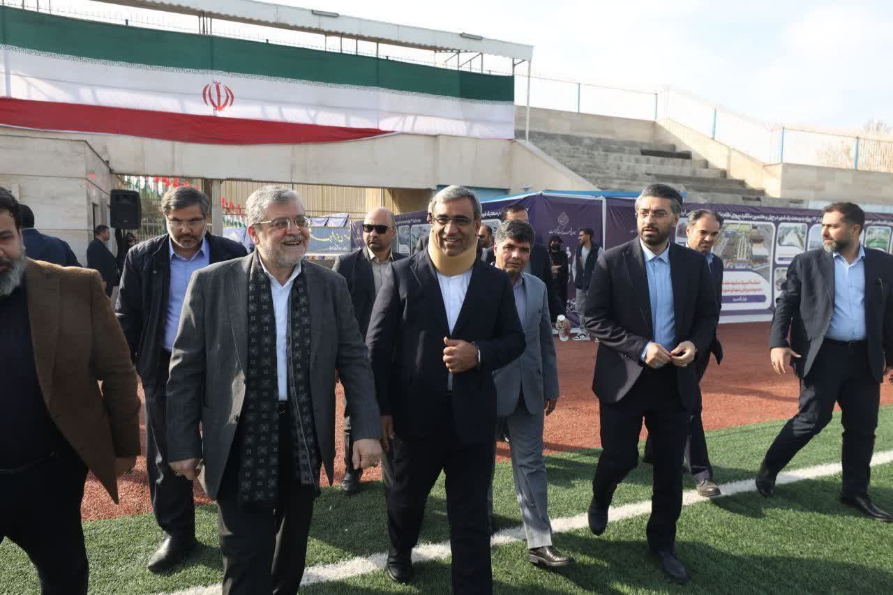 زمین چمن مصنوعی بوستان نصرت و ۳۰ زمین چمن مصنوعی مینی‌فوتبال در مشهد به بهره‌برداری رسید