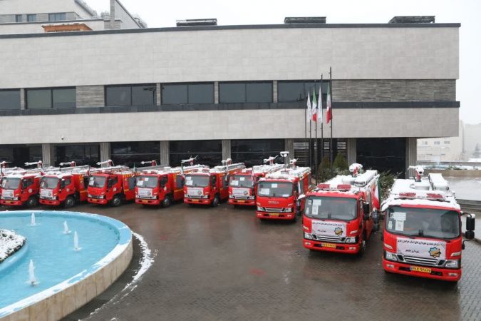 تحویل ۳۷ دستگاه ماشین‌آلات آتش‌نشانی و خدمات شهری به شهرداری‌های استان